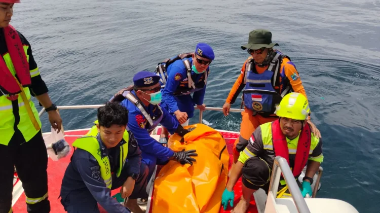 Seorang Perempuan Ditemukan MD dalam Keadaan Mengapung di Perairan Adang Bay