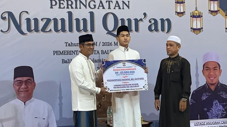 Wali Kota Balikpapan Serahkan Hibah Masjid dan Bonus Tahfiz