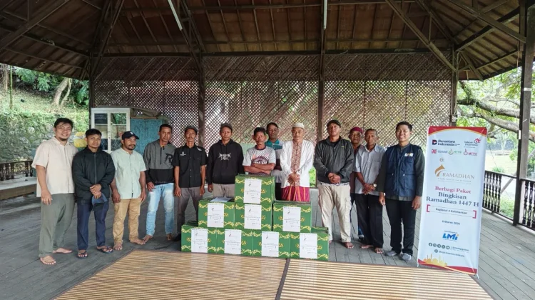 Kolaborasi Lembaga Sosial Salurkan 100 Bingkisan Ramadan di Balikpapan