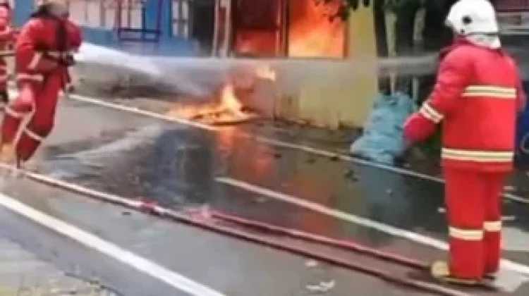 Kios Terbakar di Sanga-Sanga, Warga Sempat Panik