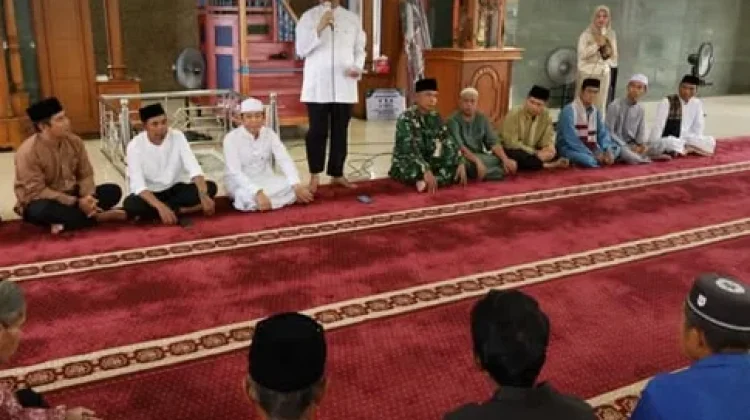 Sekda Kukar Serahkan Bantuan saat Safari Ramadan di Kecamatan Kenohan