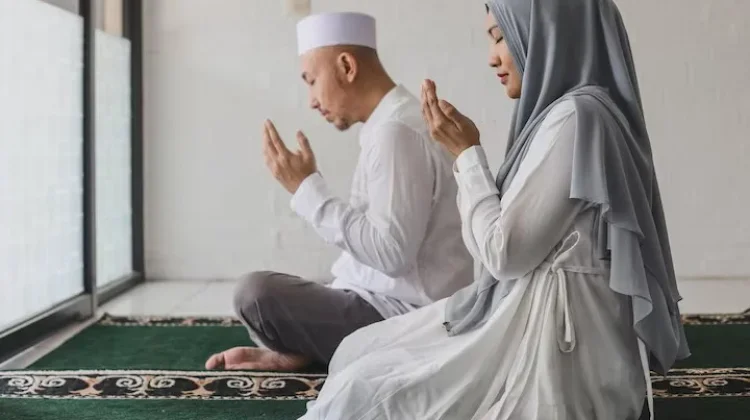 Sikapi Doa yang Belum Terkabul dengan Sabar dan Muhasabah