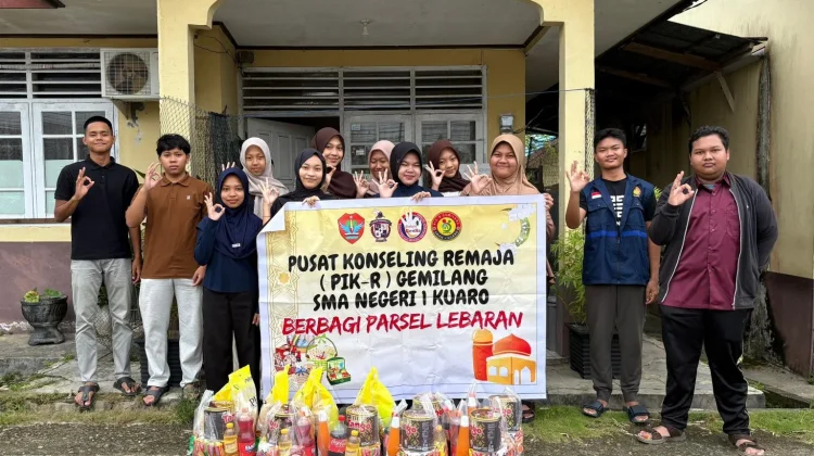 PIK-R Gemilang SMAN 1 Kuaro Berbagi Takjil dan Parsel Bagi Warga Kurang Mampu