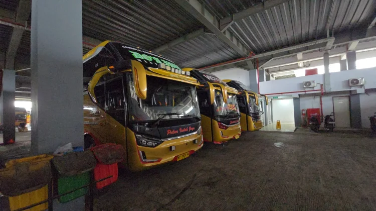 Jejeran Bus Kuning Mengantar Rindu Pemudik