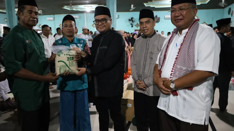 Safari Ramadan Kukar Sambangi Santan Tengah, Bupati Serahkan Bantuan untuk Warga