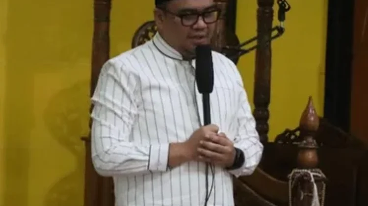 Bupati Kukar Salurkan Bansos saat Safari Ramadan, Sasar Warga Kurang Mampu
