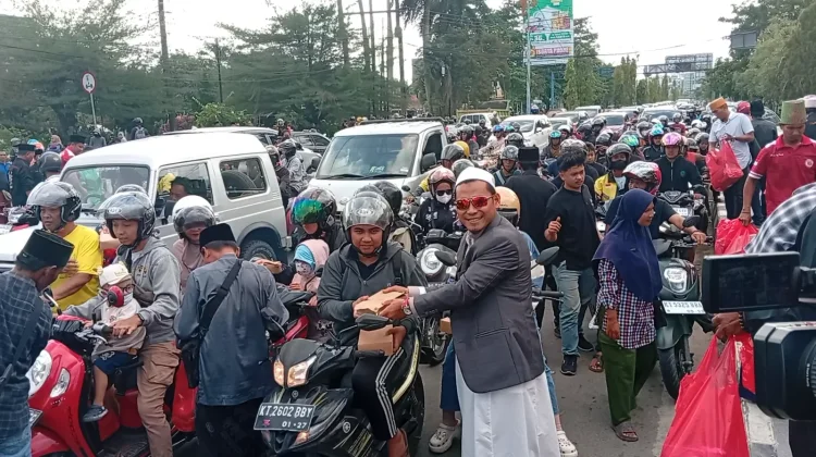 Komunitas Madura Peduli Bagikan 3.200 Takjil dan Sate di Dua Wilayah Samarinda