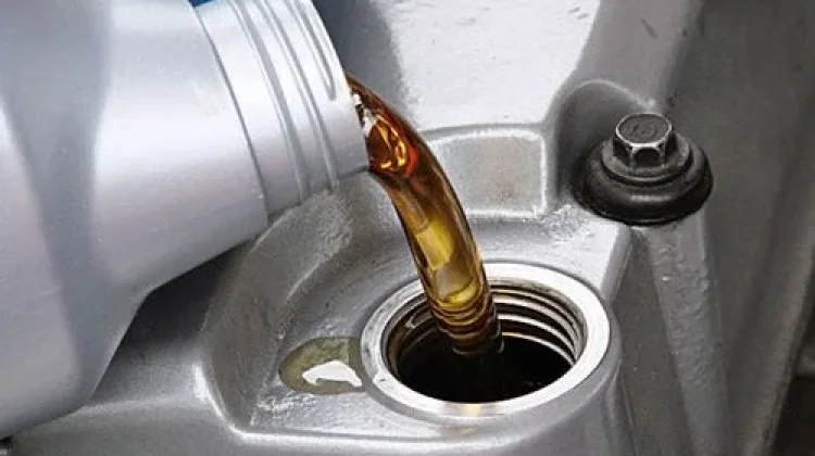 Perbedaan Oli Mesin dan Oli Samping pada Motor Dua Tak