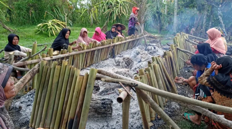 Malamang: Tradisi Gotong Royong dan Simbol Penghormatan Menjelang Ramadan