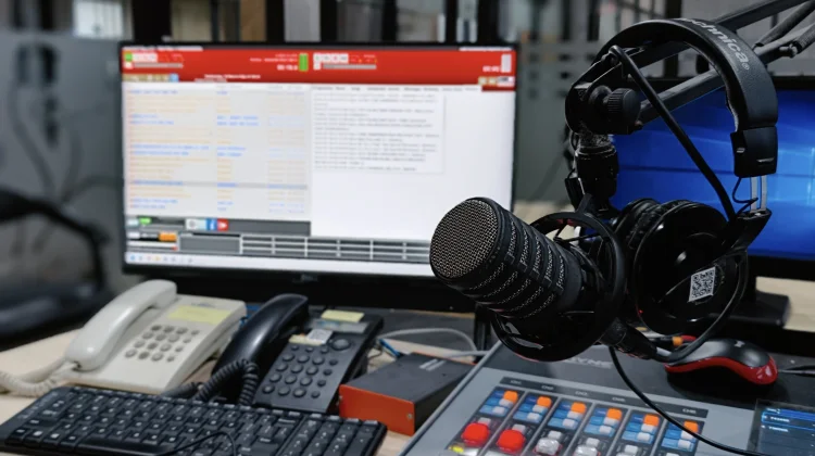 Radio : Memberikan Rasa, Memahami tanpa Algoritma