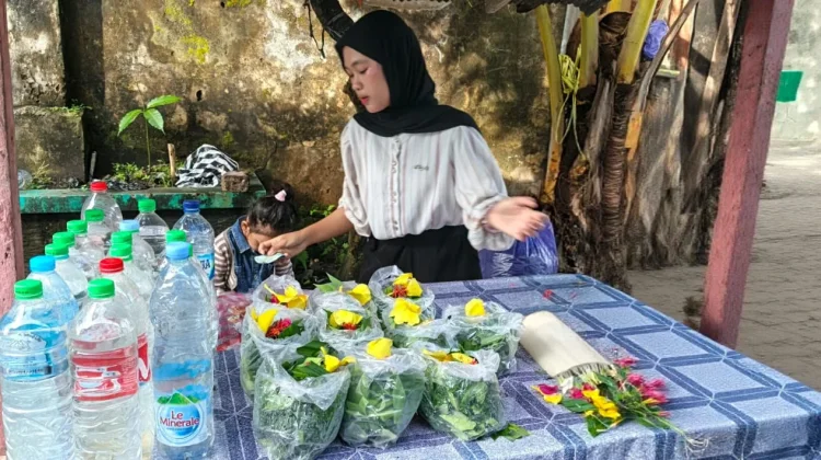 Ramai Peziarah Dongkrak Penjualan Bunga Tabur Pemakaman Samarinda