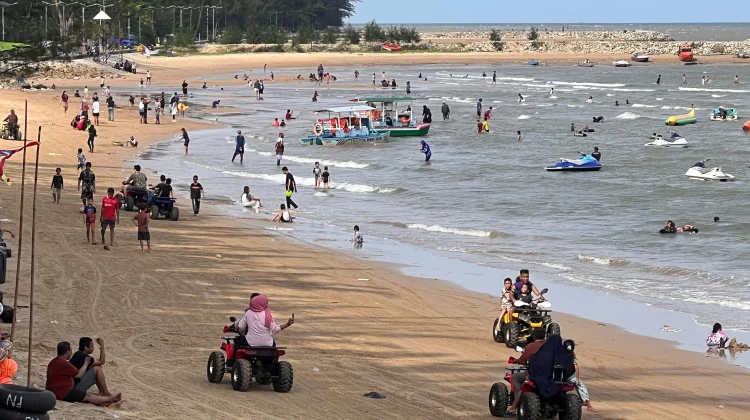 Libur Lebaran 2026, Pantai Manggar Balikpapan Diserbu 16.945 Pengunjung