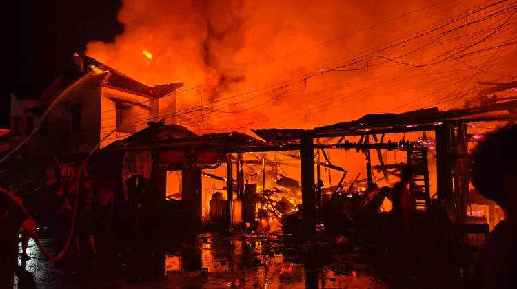 Puluhan Kios dan Ruko Pasar Segiri Hangus Terbakar