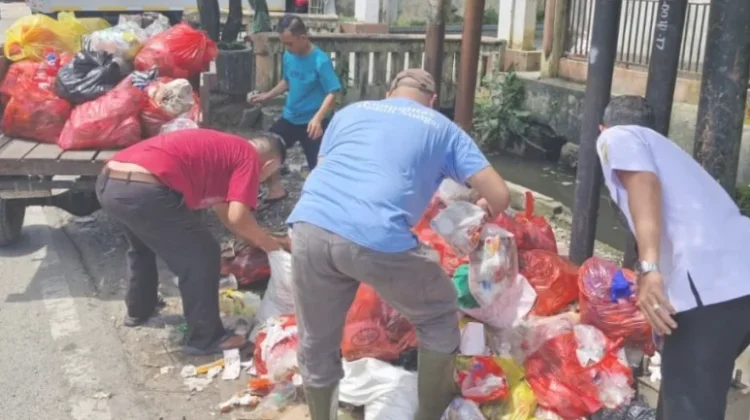 Lurah Karang Asam Ilir Turun Tangan Bersihkan Sampah