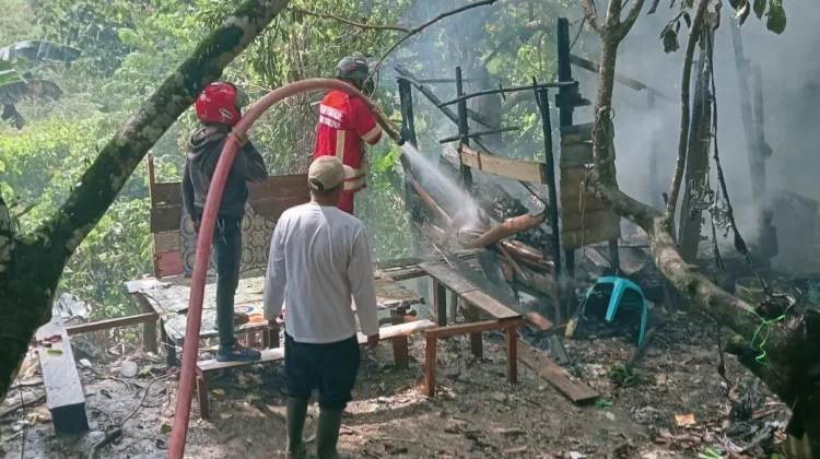 Diduga Korsleting Listrik, Klinik Beby Bunda Long Ikis Terbakar
