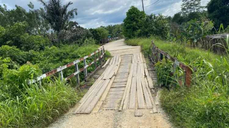Jembatan Tua di Desa Jonggon Kukar Rusak Berat, Warga Pasang Penyangga Darurat