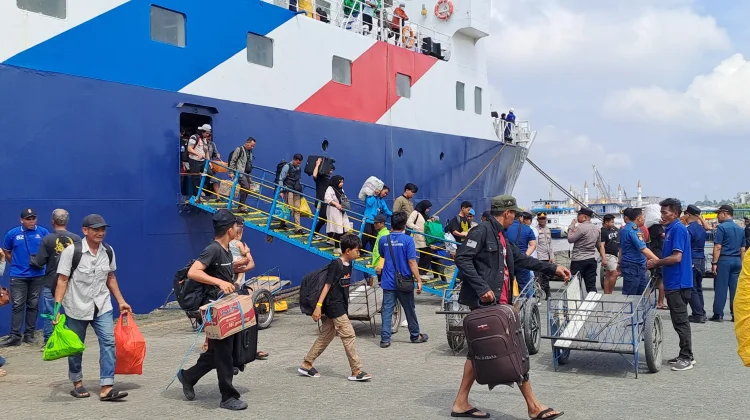 Puncak Arus Balik Dipreksi Hari Ini, 3.000 Penumpang Padati Pelabuhan Samarinda