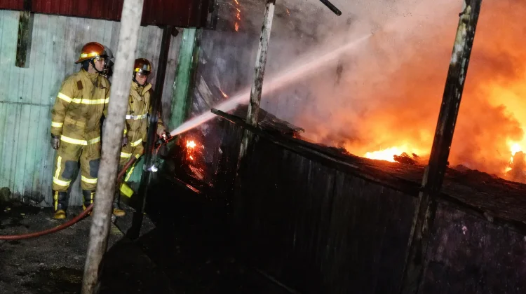 Kebakaran Hanguskan Tiga Toko di Kariangau Balikpapan