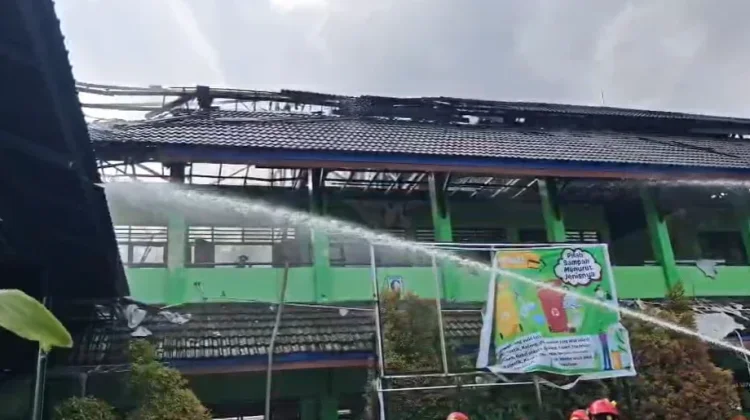 Delapan Kelas SMPN 2 Samarinda Terbakar, Diduga Korsleting Listrik