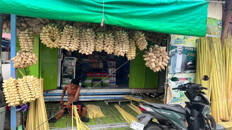 Bantuan BI Dongkrak Produksi Ketupat, UMKM Samarinda Tembus Pasar Luar Daerah