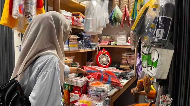 Harga Plastik Melonjak di Samarinda, Pedagang dan UMKM Tertekan