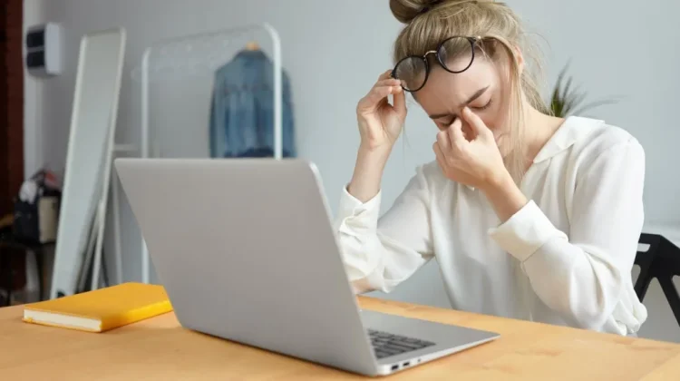 Computer Vision Syndrome: Dampak Layar Digital pada Mata