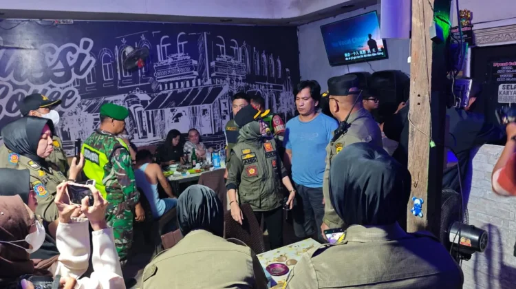 Satpol PP Samarinda Amankan 15 Botol Miras dari Warung dan Kafe di Loa Janan Ilir