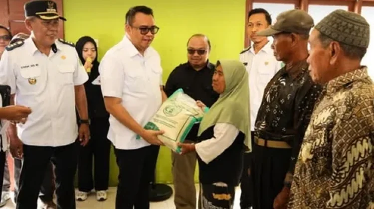 Petani Rapak Lambur Terima Bantuan Gagal Panen dari Pemkab Kukar