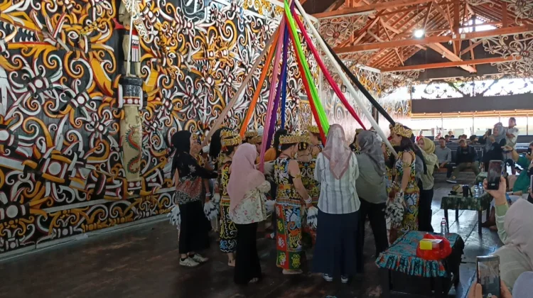 Wisatawan Nikmati Pertunjukan Tari Budaya Desa Pampang Samarinda