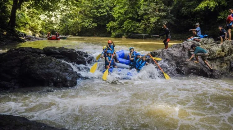 Atlet Arung Jeram Paser Jalani Latihan Intensif di Sungai Desa Rantau Buta