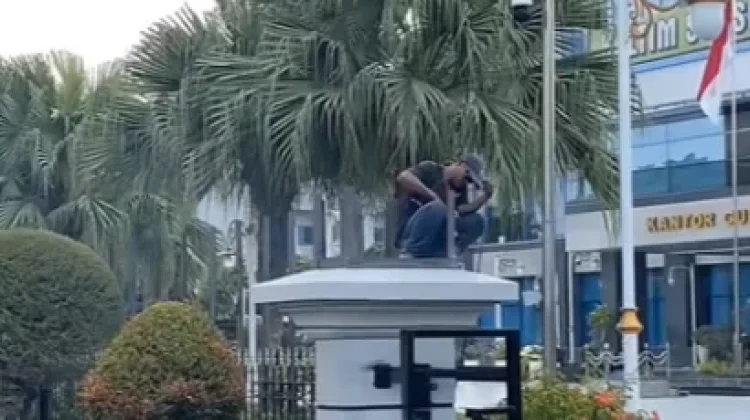 Masyarakat Soroti Kawat Berduri Menjelang Unjuk Rasa