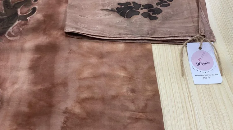 Inovasi UMKM Kaltim: Limbah Kayu Ulin Disulap Jadi Pewarna Alami Batik Eksklusif