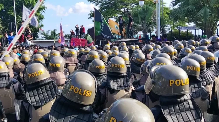 Demo di DPRD dan Kantor Gubernur Kaltim, Massa Kecewa Pimpinan Tak Muncul