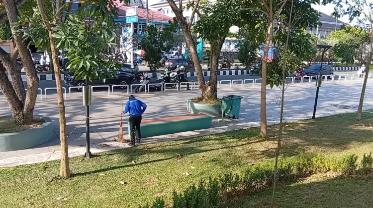 DLH Langsung Bergerak, Teras Samarinda Kembali Bersih Sehari Pasca Aksi