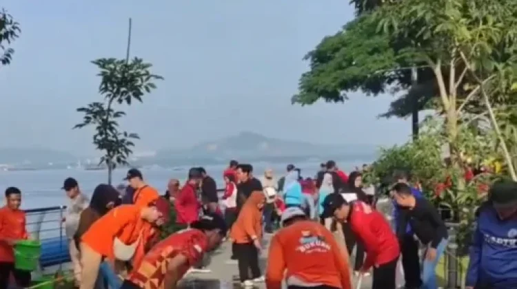 Sampah Plastik Sumbat Saluran Air Amfiteater Samarinda