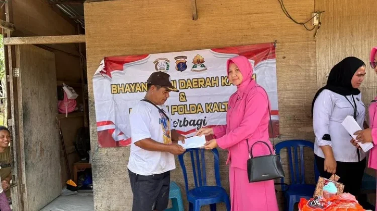 Polwan dan Bhayangkari Kaltim Salurkan Bantuan