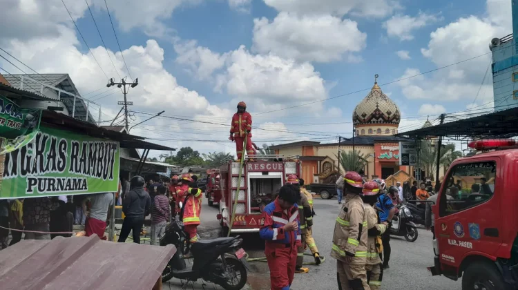 Api Hanguskan Atap Rumah Kosong di Tanah Grogot