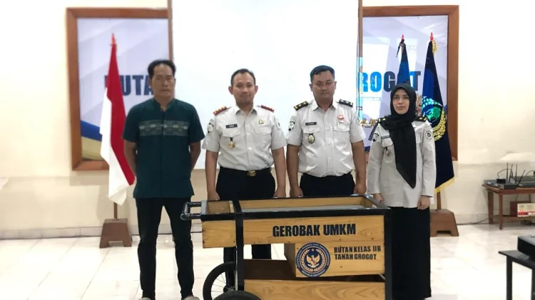 HBP Ke-62, Rutan Tanah Grogot Berikan Bantuan Gerobak untuk Keluarga Warga Binaan