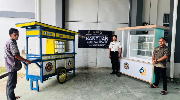 HBP ke-62: Lapas Balikpapan Bagikan Gerobak Usaha bagi Keluarga Napi
