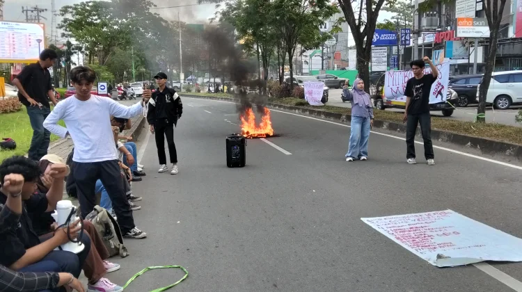 Mahasiswa Unmul Gelar Aksi Simbolik jelang May Day