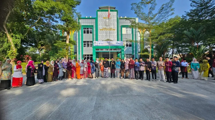 Balutan Kebaya dan Blangkon, Hardiknas di UINSI Sarat Makna Pendidikan