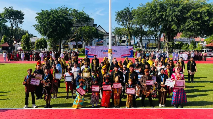 Pimpin Hardiknas 2026, Wali Kota Rahmad Mas’ud Apresiasi 30 Pelajar Berprestasi
