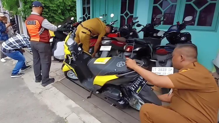 Ketahuan Bawa Kendaran ke Sekolah, Dishub Gembosi Ban Motor Pelajar SMP 7 Samarinda