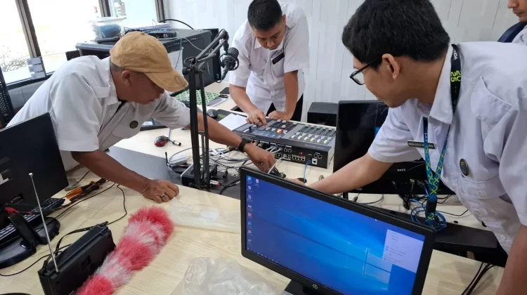 RRI Samarinda Melakukan Perawatan Peralatan Siarannya