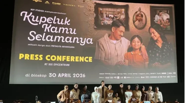 Review Film Kupeluk Kamu Selamanya: Drama Keluarga tanpa Eksploitasi Air Mata