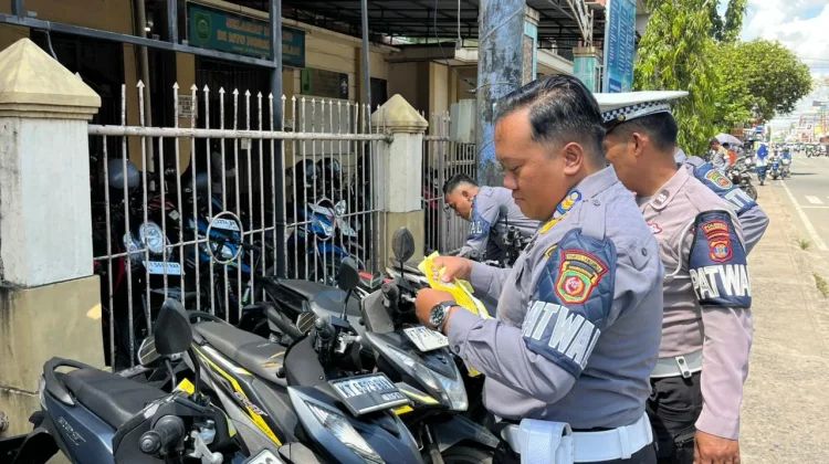 Pelajar Bawa Kendaraan, Dishub Samarinda Tempel Stiker Pelanggaran