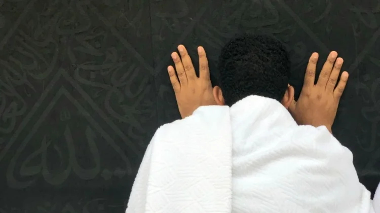 Makna di Balik Ritual Mencium Hajar Aswad