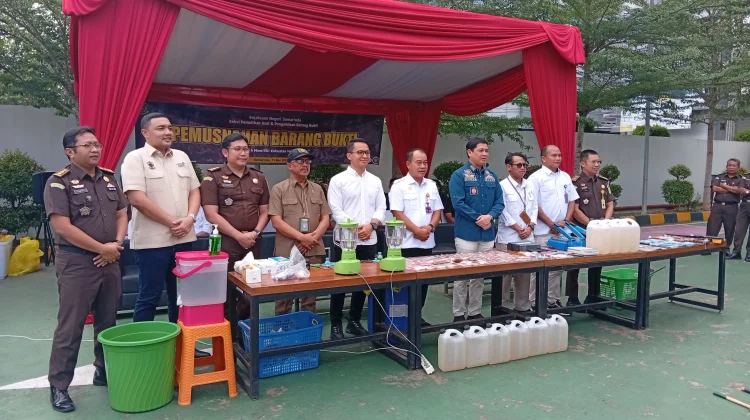 Kejari Samarinda Musnahkan Ratusan Barang Bukti Perkara Pidana Putusan Tetap
