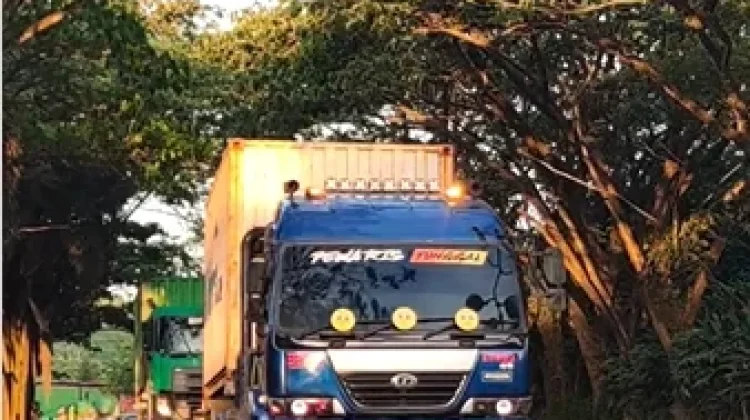Halo RRI : Truk Kontainer Besar Dinilai Membahayakan Pengendara di Samarinda