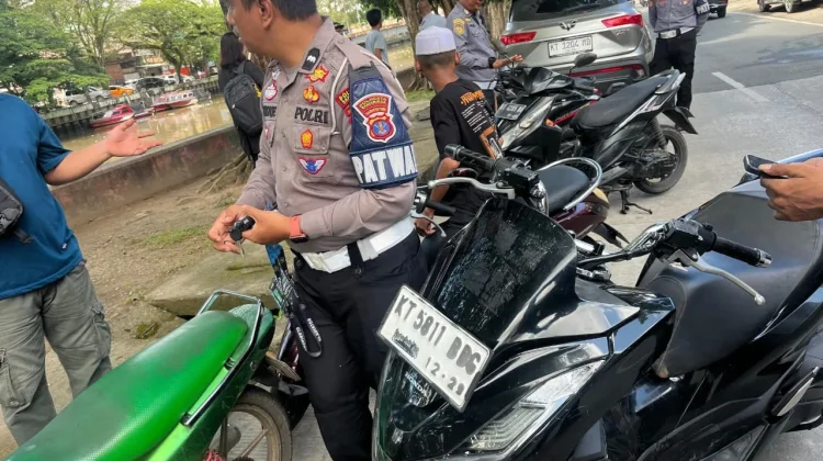 Satlantas Samarinda Tertibkan Pengendara Lawan Arus di Jalan P Suryansyah